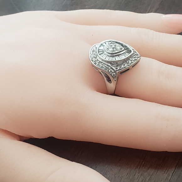 🚫SOLD🚫14k white gold Diamond Ring - Picture 3 of 12